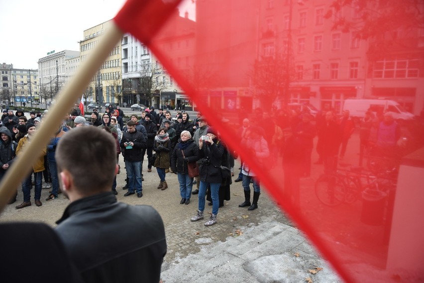 Partia KORWiN na placu Wolności: Manifestacja w obronie...