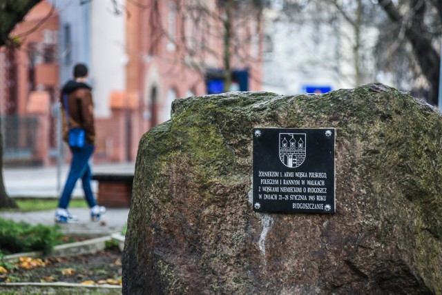 Na głazie pamiątkowym ustawiony na placu Kościeleckich w 1955 roku, już od trzech lat wisi tablica o nowej treści.