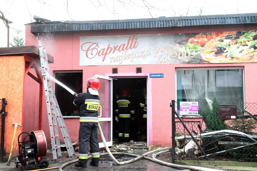 Wrocław: Spłonęła pizzeria na Klecinie. Pożar gasiły cztery zastępy straży [ZDJĘCIA]