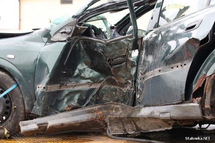 Wypadek w Jastkowicach koło Stalowej Woli. Opel uderzył w drzewo, kierująca nim 20-latka nie żyje [ZDJĘCIA]