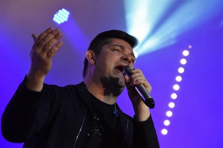 Zenek Martyniuk w trakcie koncertu w Inowrocławiu