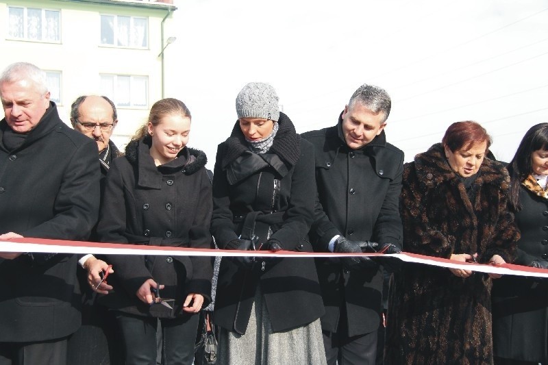 Długi szereg VIP-ów przecianał symboliczną wstęgę. Jeszcze...