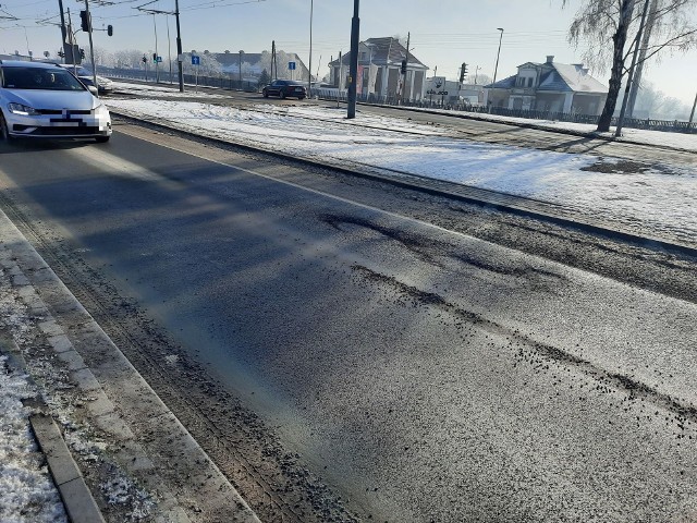 Dziury w ul. Kostrzyńskiej pojawiły się na odcinku niedaleko cerkwi. Z każdym dniem robią się coraz większe.