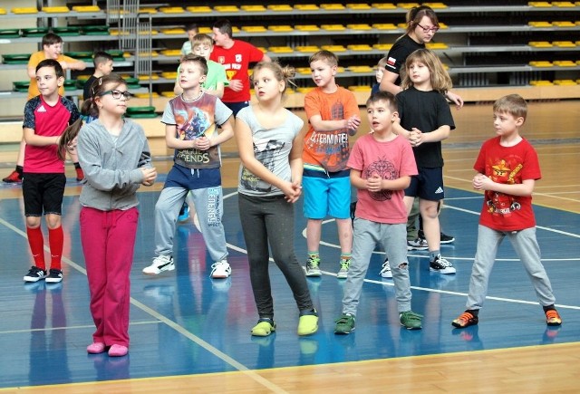 Od poniedziałku do piątku uczniowie szkół podstawowych ze Świecia i młodsze dzieci uczestniczyli w zajęciach "Ferie na sportowo i wesoło".