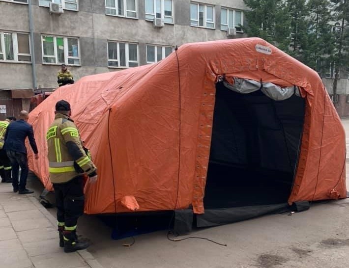 Koronawirus Pabianice. Namiot przy szpitalu. Będą tu badane osoby z podejrzeniem koronawirusa