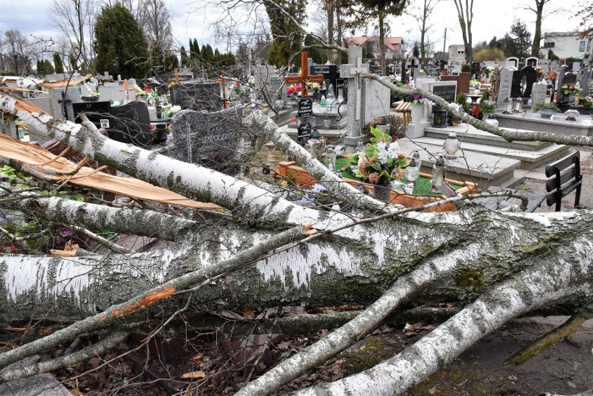 Wichura poczyniła spore spustoszenie na cmentarzu przy ul....