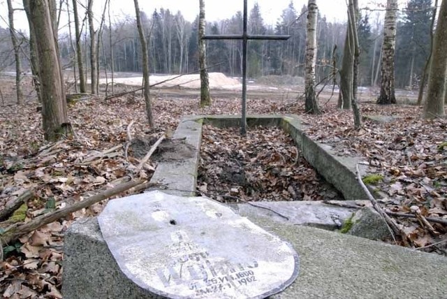 Grób Wylmsów na zniszczonym cmentarzu