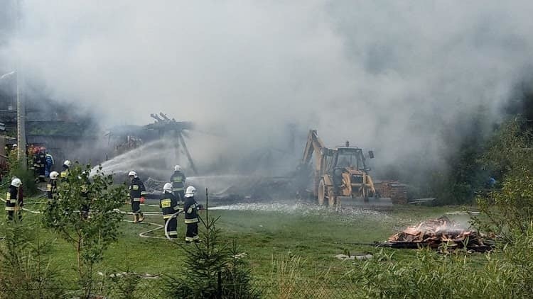 Nowa Wieś. Pożar budynku gospodarczego. Były utrudnienia w ruchu na DK 75 [ZDJĘCIA]