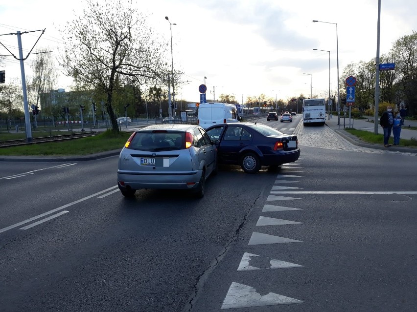 Wypadek na Lotniczej. Kobieta wjechała na czerwonym? (ZDJĘCIA)