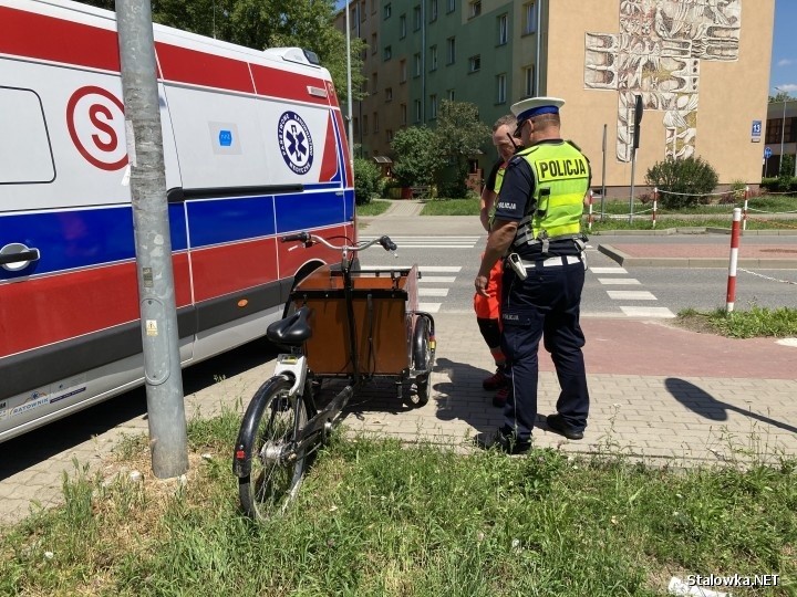 W Stalowej Woli opel uderzył w rower miejski cargo, dwuletnie dziecko wypadło z rikszy! (ZDJĘCIA)
