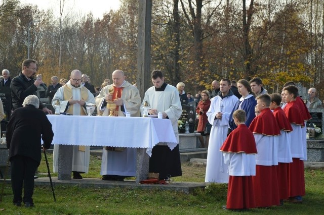 O godzinie 12 na cmentarzu w Łącznej odprawiono uroczystą Mszę Świętą.