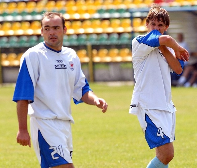 Przemysław Filocha (z lewej) i Kacper Gibas na boisku przy ulicy Ceglanej mogą pograć tylko od wiosny do jesieni.