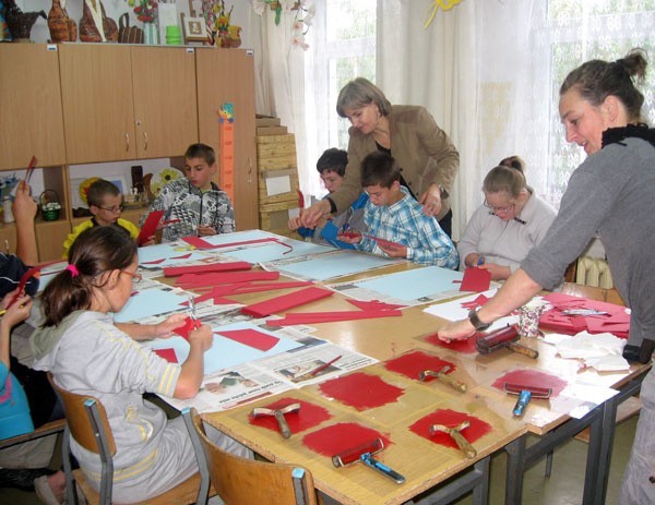 Uczniowie OSW w Ustrzykach Dolnych w czasie prac plastycznych. Z prawej Agnes den Hartogh.