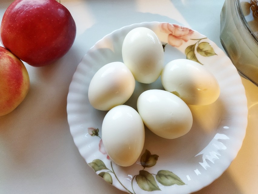 Zacznij od ugotowania jajek na twardo. Pokrój cebulę w...