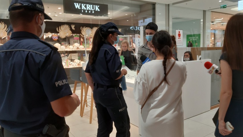 Brak maseczki w sklepie. Akcja policji w centrum handlowym w Opolu. Skończyło się na pouczeniach. Czy grozi nam mandat?