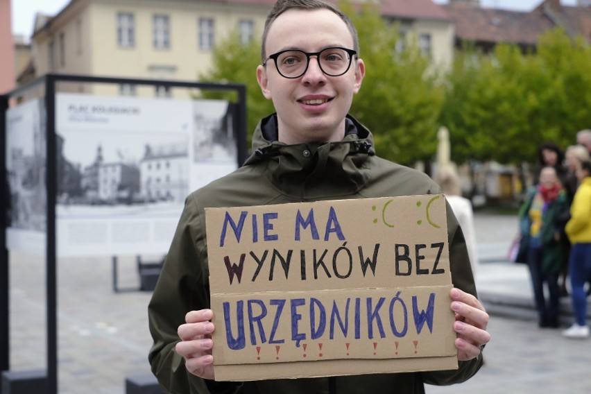 Pracownicy Urzędu Miasta Poznania wyszli na plac Kolegiacki,...