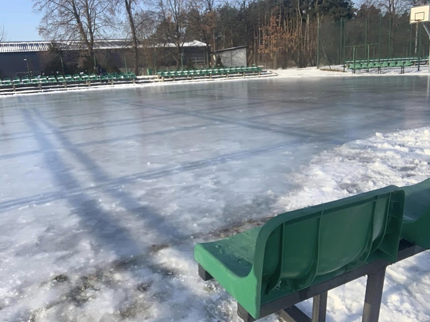 W Białobrzegach jest lodowisko na stadionie, jak za dawnych lat. Pędź pojeździć póki jest mróz!