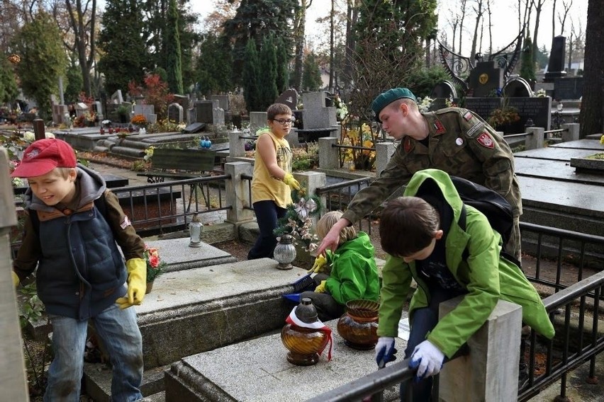 Tydzień Patriotyczny: porządkowanie grobów na Starym Cmentarzu [ZDJĘCIA+FILM]