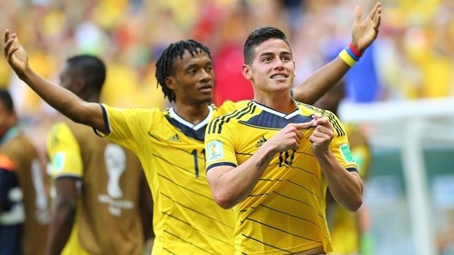 Radość kolumbijskich piłkarzy: Juana Guillermo Cuadrado (z lewej) i Jamesa Rodrigueza.