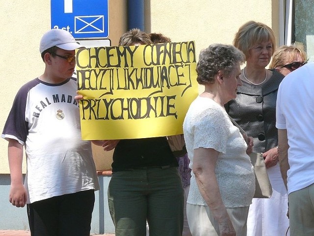 Pikietujący dziś pod siedzibą starachowickiego starostwa powiatowego mieszkańcy obawiają się likwidacji ich przychodni.