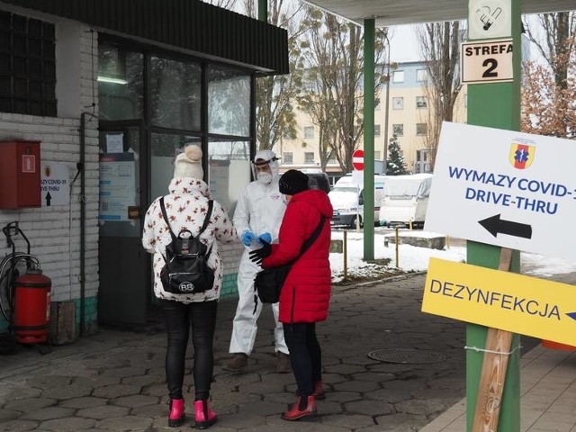 Do drugiej tury testów na koronawirusa zgłosiło się w Łódzkiem prawie 2 tys. nauczycieli ze szkół oraz ponad tysiąc z przedszkoli. Dla porównania, na pierwszą turę (jej przebieg na zdjęciu) zgłosiło się 6 tys. z ponad 9 tys. nauczycieli klas I-III podstawówek