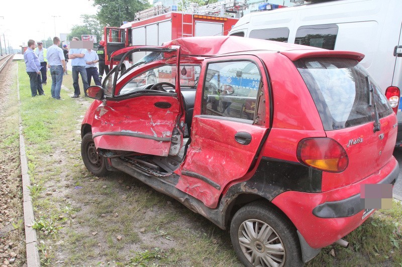 Wypadek na al. Piłsudskiego. Tramwaj staranował auto! [zdjęcia, FILM]