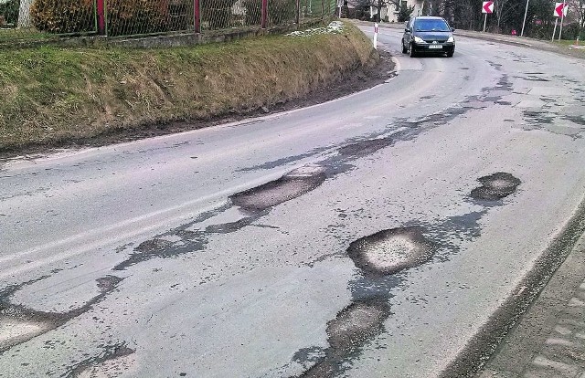 Droga w Niesułowicach to ciąg dziur od Lgoty po Olkusz