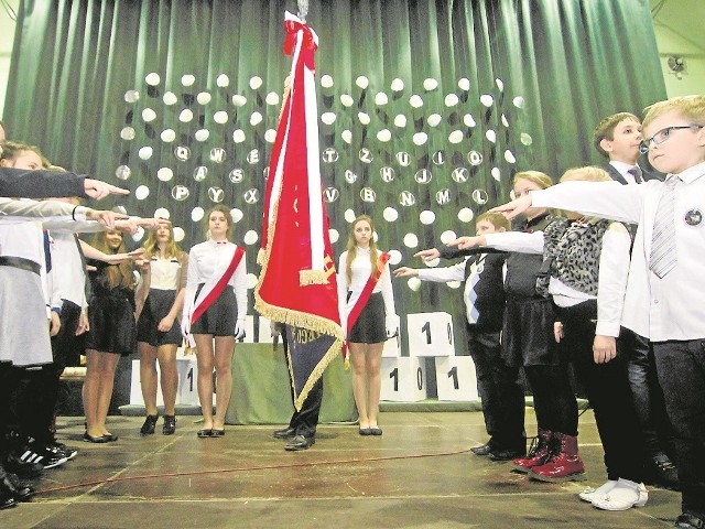 W uroczystości  ślubowania na sztandar szkoły uczestniczyły delegacje wszystkich klas. W tle pomysłowa scenografia, przypominająca klawiaturę Enigmy.