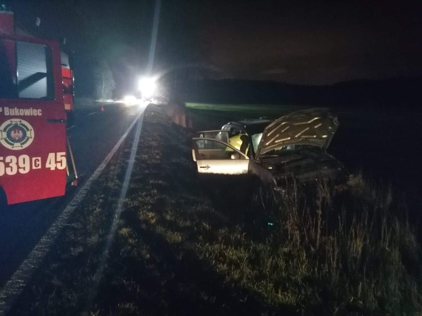 Groźny wypadek na trasie Świecie - Tuchola. Auto w rowie, są poszkodowani [zdjęcia]