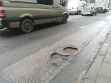 Dziurawa ulica Rewolucji 1905 r. - do remontu jeszcze miesiąc ZDJĘCIA
