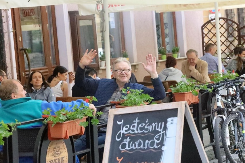 Restauracje mogą przyjmować klientów w środku z...