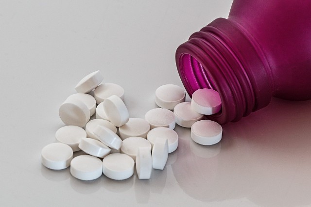 Na rynku znajduje się wiele preparatów zawierających zarówno ibuprofen, jak i kodeinę. Połączenie tych związków ma silne działanie przeciwbólowe.