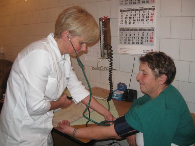 - Pani Grażyna jest bardzo miła z pacjentami - mówi Stefania Kulas (po prawej), która przyszła zmierzyć sobie ciśnienie.