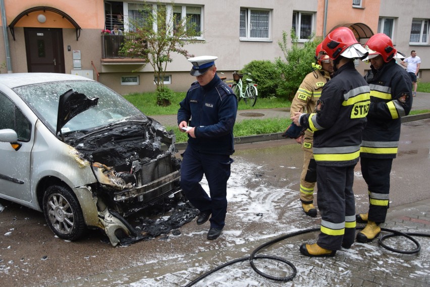 Tarnobrzeg. Samochód spłonął na parkingu przy bloku. Jaka