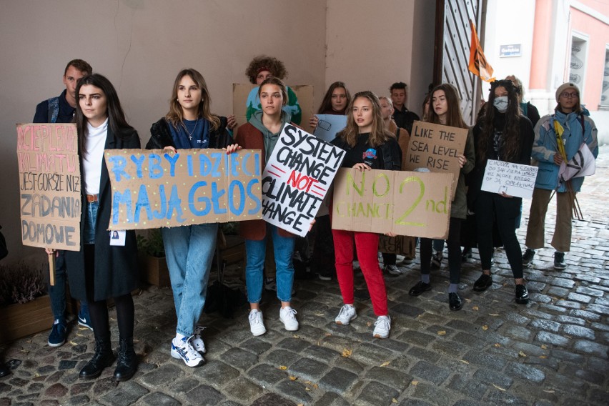 Tym razem uczestnicy Młodzieżowego Strajku Klimatycznego...