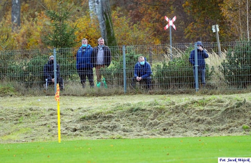 Leśnik Manowo (żółto-zielone stroje) wygrał na swoim boisku...