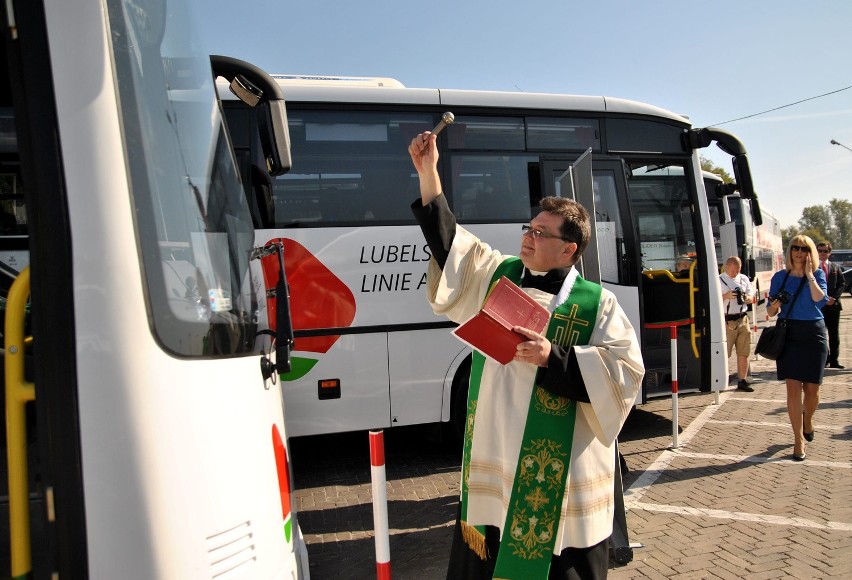 Autobusy są klimatyzowane i wyposażone w Wi-Fi