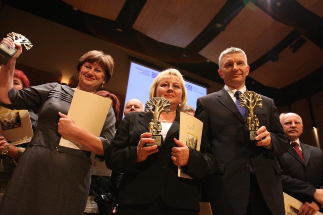 Laureaci (od lewej): Jadwiga Mironowicz, dyrektor WUP, Irena Milewska, prezes PZS, i Wiktor Wawreszuk, dyrektor BZ WBK
