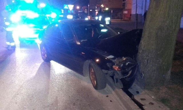 Wypadek BMW. 22-latek wypadł z drogi i uderzył w słup