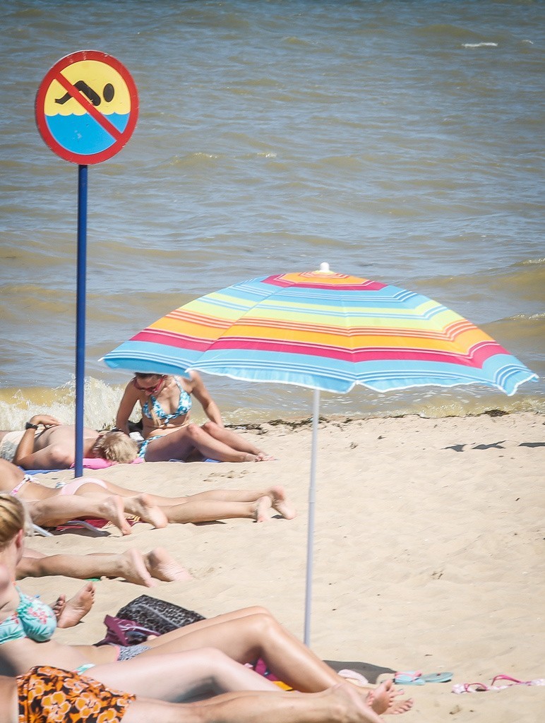 Sinice w Bałtyku. 49 plaż na Pomorzu ma problem z sinicami....