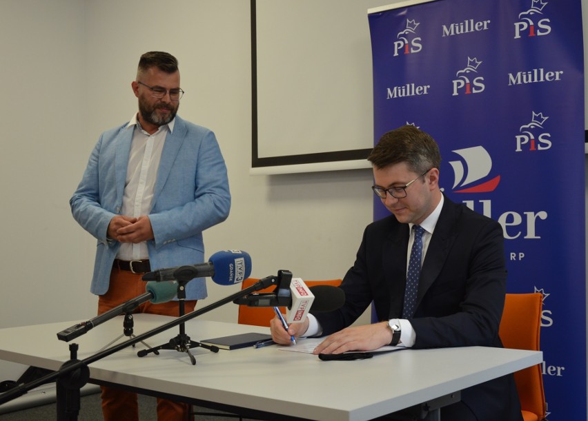 Piotr Müller, rzecznik prasowy rządu w Bytowie. Promował...
