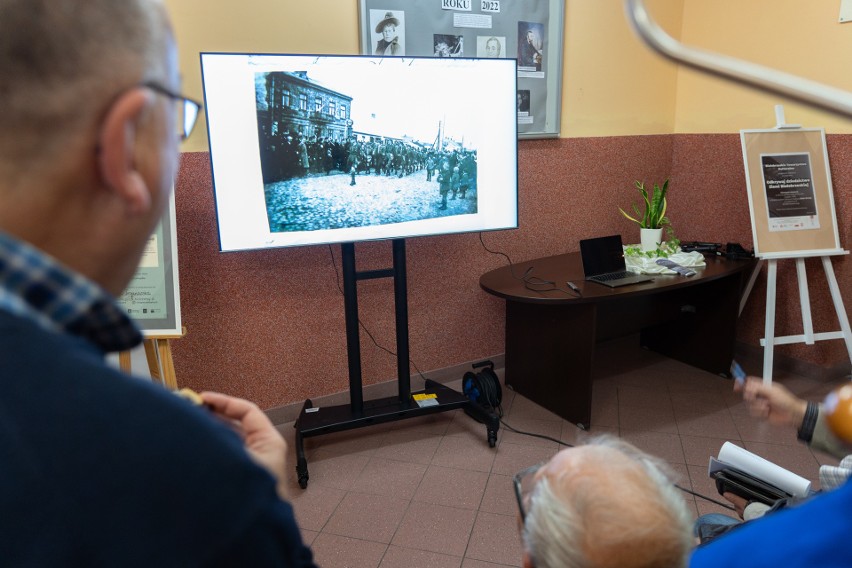 Historyczna wystawa w Białobrzegach, a na niej stare szyldy, zdjęcia, obrazy i pamiątki z prywatnych zbiorów. Warto zobaczyć 