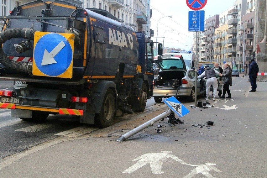 Wypadek dwóch aut na Jedności Narodowej we Wrocławiu. Uszkodzona sygnalizacja, nie jeździły tramwaje [ZDJĘCIA]