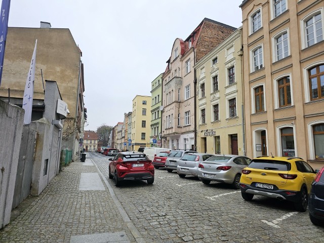 Ulica Sukiennicza w Toruniu - to tutaj sklep ze "Śmiesznymi rzeczami" sprzedawał groźne dopalacze. 20-letnia wówczas Żaneta M. sprzedała ich przynajmniej 618 sztuk. Przyznała się do winy.