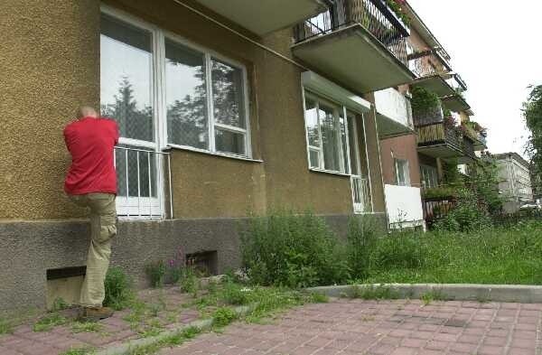 Większość włamań sprawcy dokonali forsując drzwi balkonowe do mieszkań znajdujących się na parterze bloków wielorodzinnych