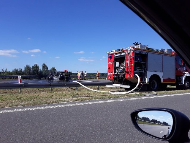 Na autostradzie A4, między Przeworskiem na Łańcutem doszło do pożaru samochodu osobowego. Na miejscu jest policja, która wyjaśnia okoliczności wypadku. Kwadrans po godzinie 15 kierowca mercedesa zauważył, że coś dzieje się z prowadzonym przez niego samochodem. Zaniepokojony zjechał na pas awaryjny i wysiadł z pojazdu. Po chwili samochód stanął w płomieniach. Straż pożarna, która dotarła na miejsce ugasiła pożar, jednak samochód spłonął doszczętnie. Nikt nie ucierpiał. Na razie nie są znane powody pożaru. Na miejscu sprawę wyjaśnia policja. Nie ma utrudnień w ruchu.  zobacz też: Pożar przy klasztorze ojców Bernardynów w Leżajsku