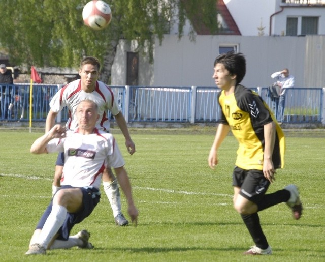 Pogoń Lębork zagra w lidze okręgowej, Jantar Ustka (żółto-czarne stroje) w IV lidze.