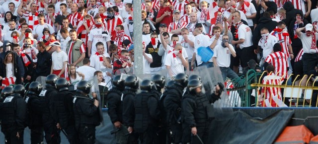 Na początku II połowy część kibiców Resovii zmusiła do interwencji ochronę.