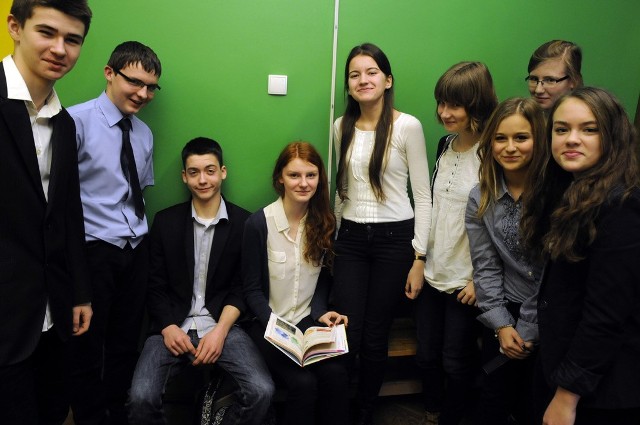 Uczniowie z Gimnazjum nr 51 przy VII LO w Bydgoszczy wymieniali się wrażeniami po teście.