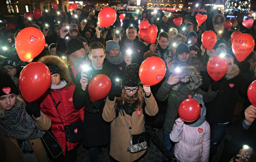 Kraków. Ulicami miasta przeszedł marsz wsparcia dla Jerzego Owsiaka i dla uczczenia pamięci Pawła Adamowicza [ZDJĘCIA]